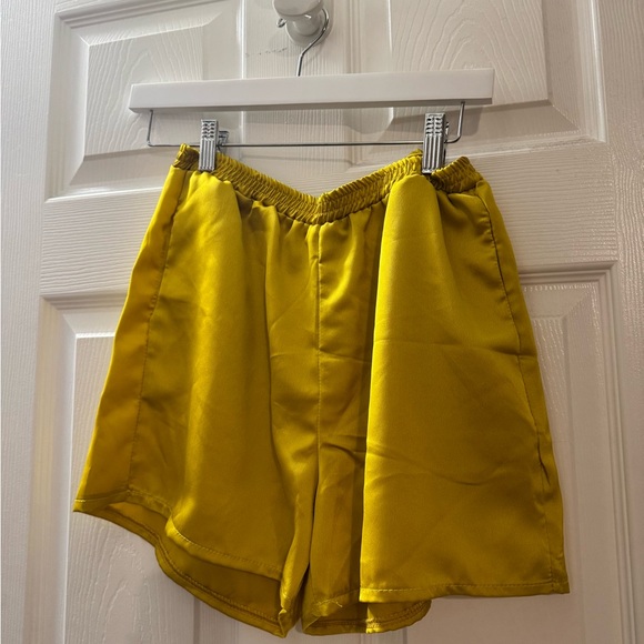 Boohoo Yellow 2 piece set - Picture 2 of 3